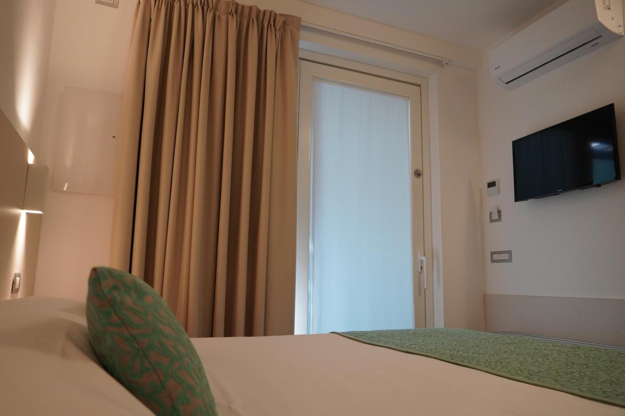 Hotel Ponti Angera Bagian luar foto