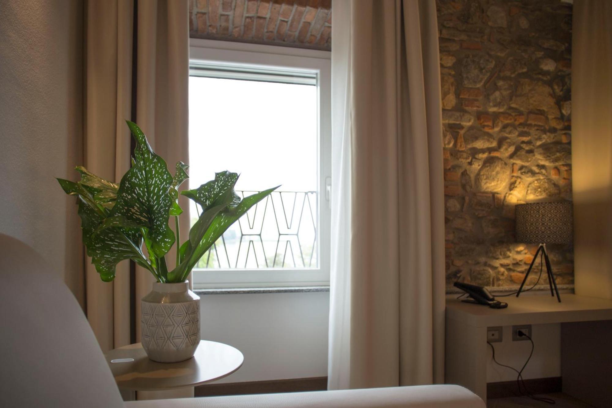 Hotel Ponti Angera Bagian luar foto