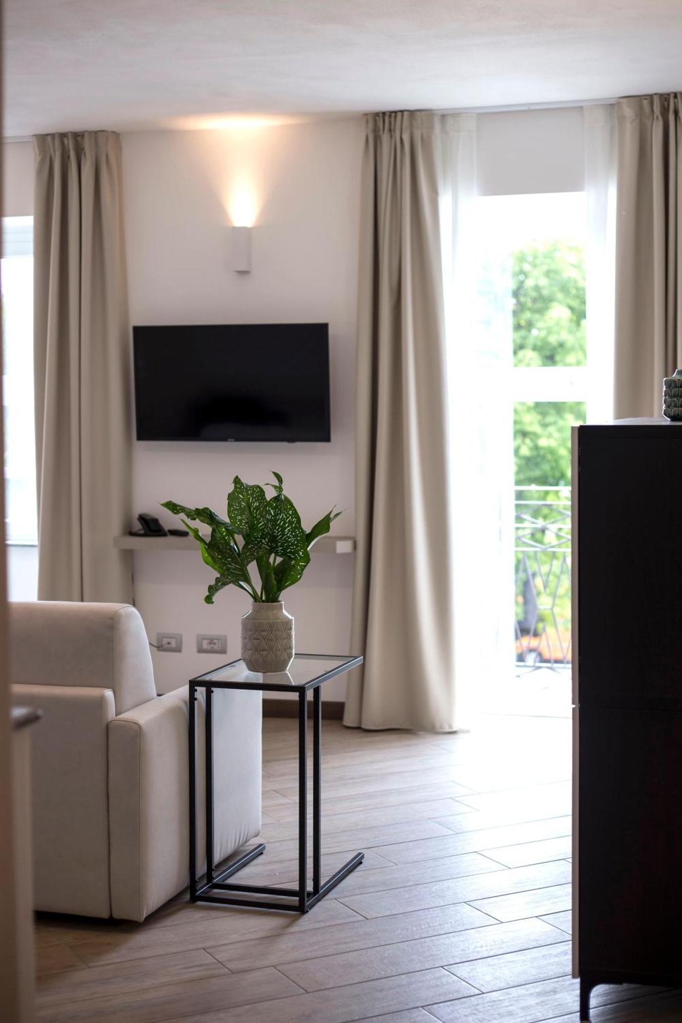 Hotel Ponti Angera Bagian luar foto