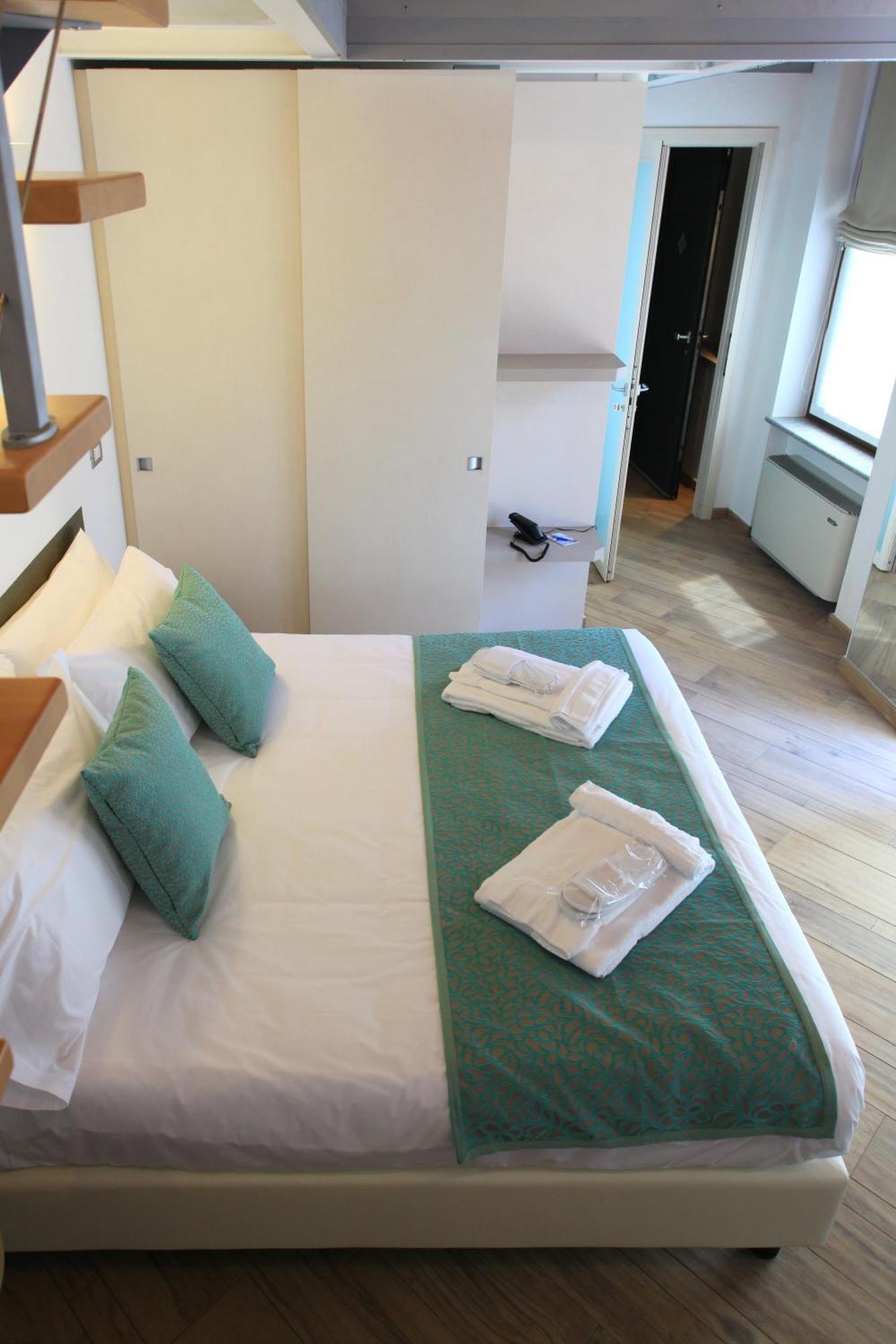 Hotel Ponti Angera Bagian luar foto