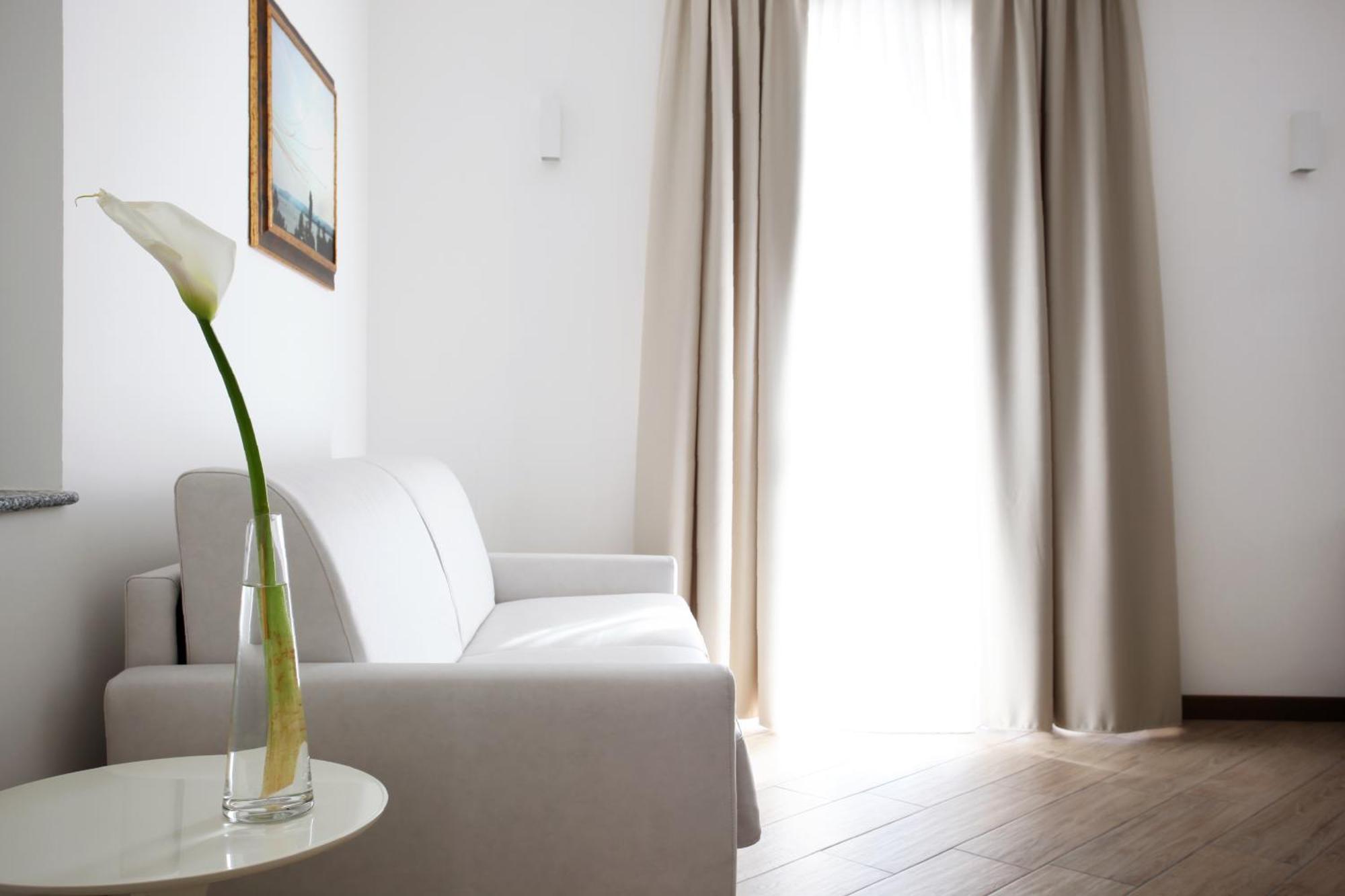 Hotel Ponti Angera Bagian luar foto